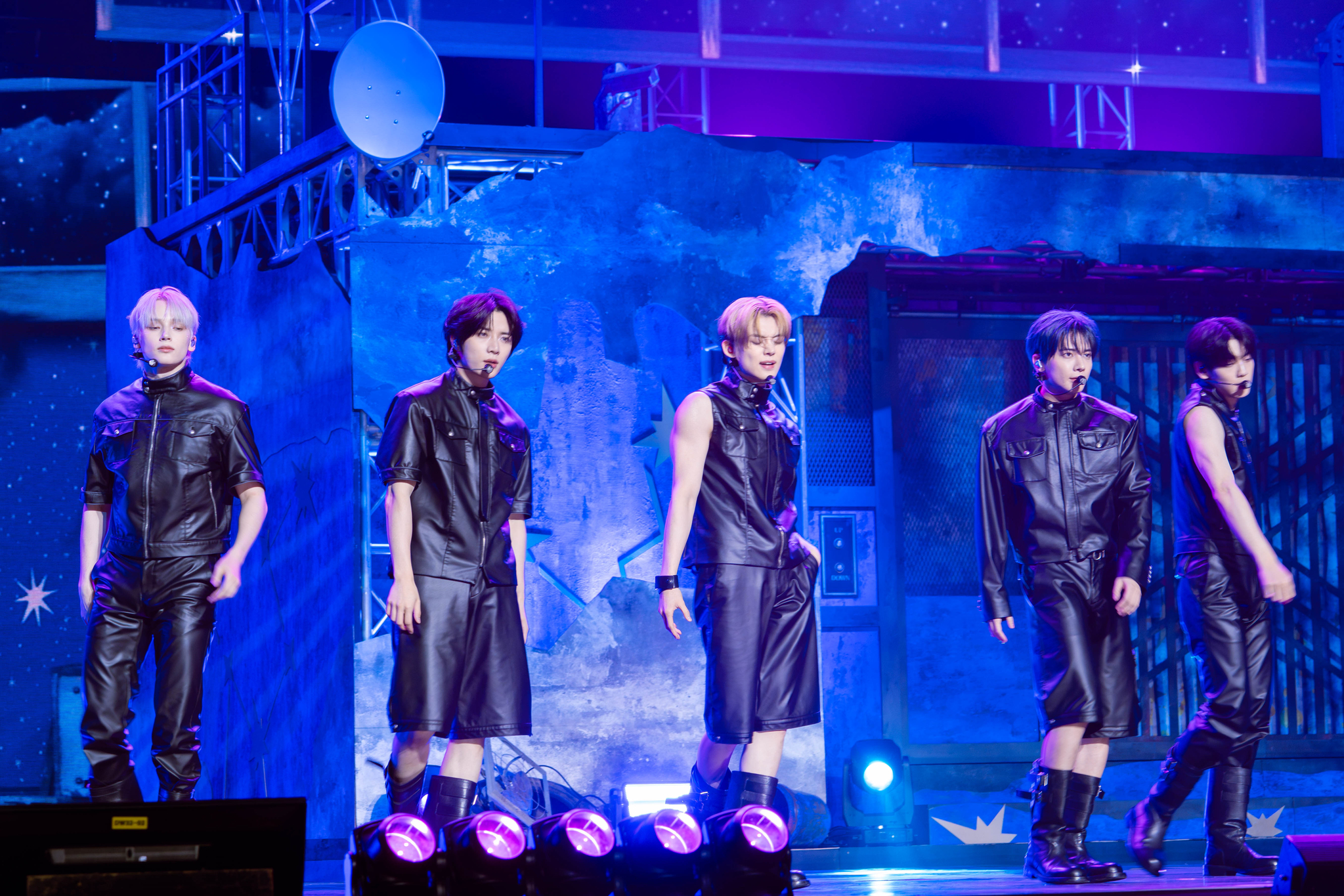 Boy band Tomorrow X Together performs ″Beautiful Strangers,″ the lead track for its fourth full-length album, “The Star Chapter: Together,” during a press showcase at the Kyung Hee University Grand Peace Palace in Dongdaemun District, eastern Seoul, on July 21. [DANIELA GONZALEZ PEREZ]