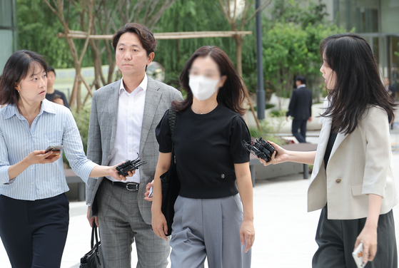 The spouse of Kim Ye-seong, who is known as the “butler” of Kim Keon Hee's family, walks into the special counsel investigation office in Jongno District, central Seoul, on July 23. [YONHAP] 