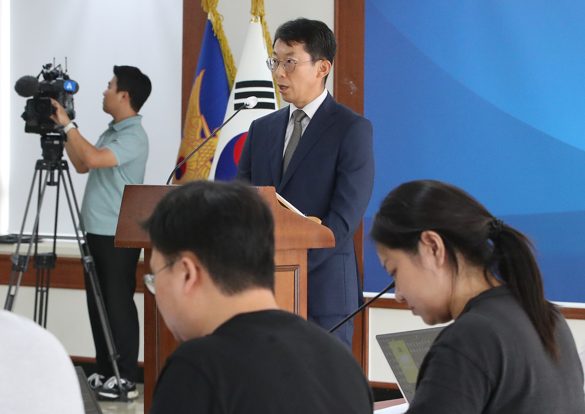 A Seoul Metroplitan Police Agency official speaks during a press briefing on the technology leaking case of 20-nanometer semiconductor manufacturing process technology to China at the agency's headquarters in Jongno District, central Seoul, on Sept. 10, 2024. [NEWS1] 