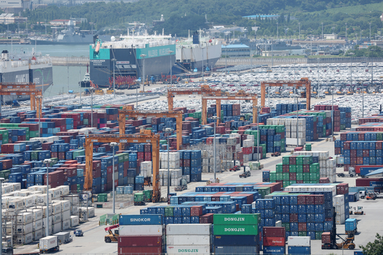 Containers for export shipments are piled up at a port in Pyeongtaek, Gyeonggi on July 21. [NEWS1]