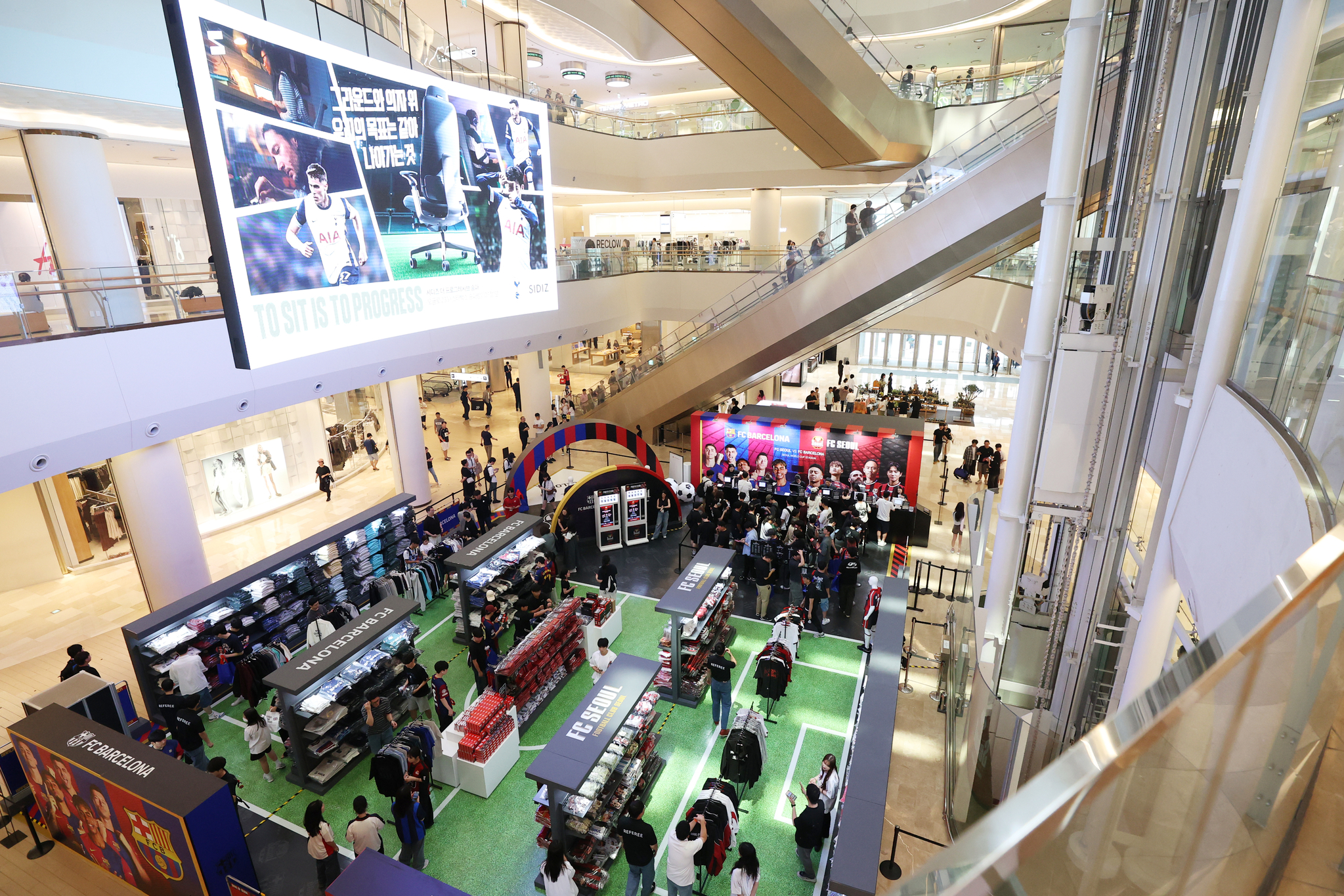  A pop-up store commemorating FC Barcelona’s visit to Korea, themed “FC Seoul vs. FC Barcelona,” is open at Lotte World Mall in Songpa District, southern Seoul, on July 23. [YONHAP]