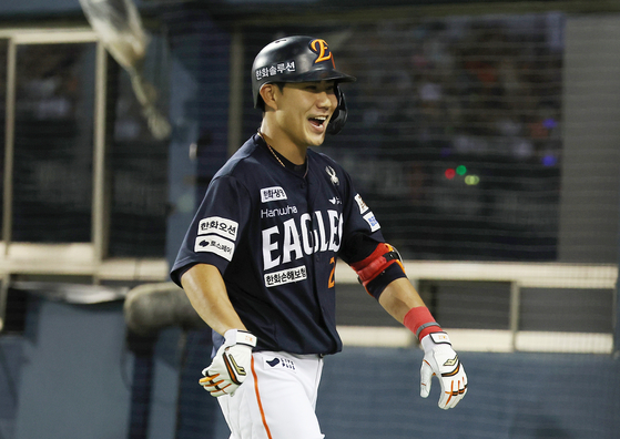 Hanwha Eagles shortshop Sim Woo-jun looks on during a KBO game against the Doosan Bears at Jamsil Baseball Stadium in southern Seoul on July 22. [YONHAP] 