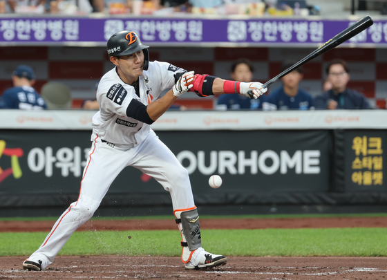 Hanwha Eagles shortshop Sim Woo-jun hits a double during a KBO game against the NC Dinos at Daejeon Hanwha Life Ballpark in Daejeon on July 2. [NEWS1]