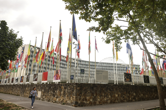 A woman walks by the Unesco headquarters on July 22, in Paris. [AP/YONHAP] 