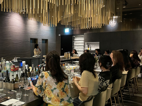 A wine class is held at a Lotte Department Store in Jamsil, southern Seoul. [LOTTE DEPARTMENT STORE] 