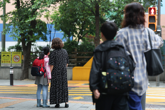 Parents take their kids to school in Seoul on May 16. [NEWS1] 