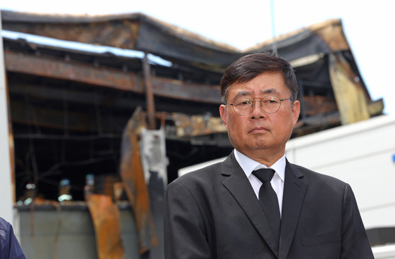 Aricell CEO Park Soon-kwan answers questions from the press at the firm's lithium battery plant in Hwaseong, Gyeonggi, on June 25, 2024, following a fire that killed 23 people. The blaze broke out at 10:31 a.m. on June 24, 2024, at the battery manufacturer’s facility in Jeongok-ri, Hwaseong. [JOINT PRESS CORPS]