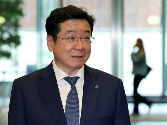 Lee Chan-hee, chairman of Samsung’s Compliance Committee, speaks to reporters at Samsung Life Insurance’s office in Seocho District, southern Seoul, on July 23. [NEWS1]