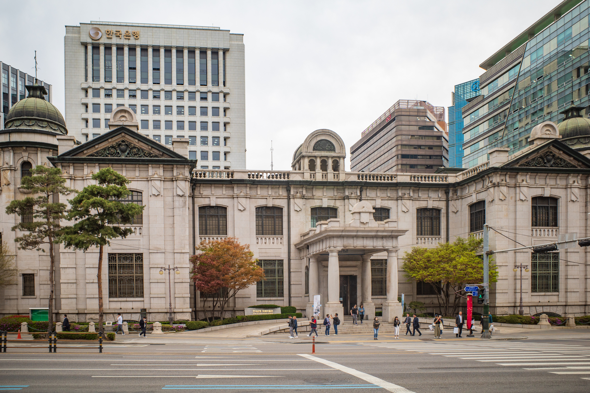 The Bank of Korea in central Seoul. The building in the foreground, the bank’s former main office, now houses the Bank of Korea Money Museum. [JOONGANG PHOTO] 