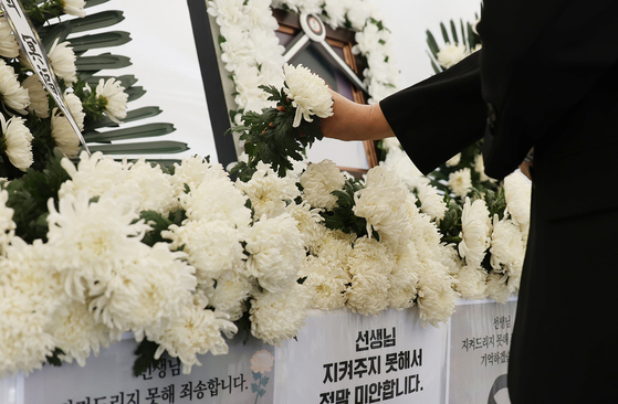 Mourners pay their respects to a teacher who was found dead in his school on May 22 at a memorial set up on May 24 in Jeju. [YONHAP]