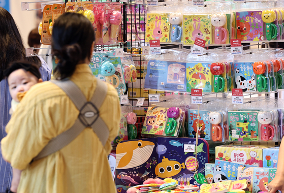 A parent looks at educational material for children at a trade show in Coex in Gangnam District, southern Seoul, on July 10. [NEWS1] 
