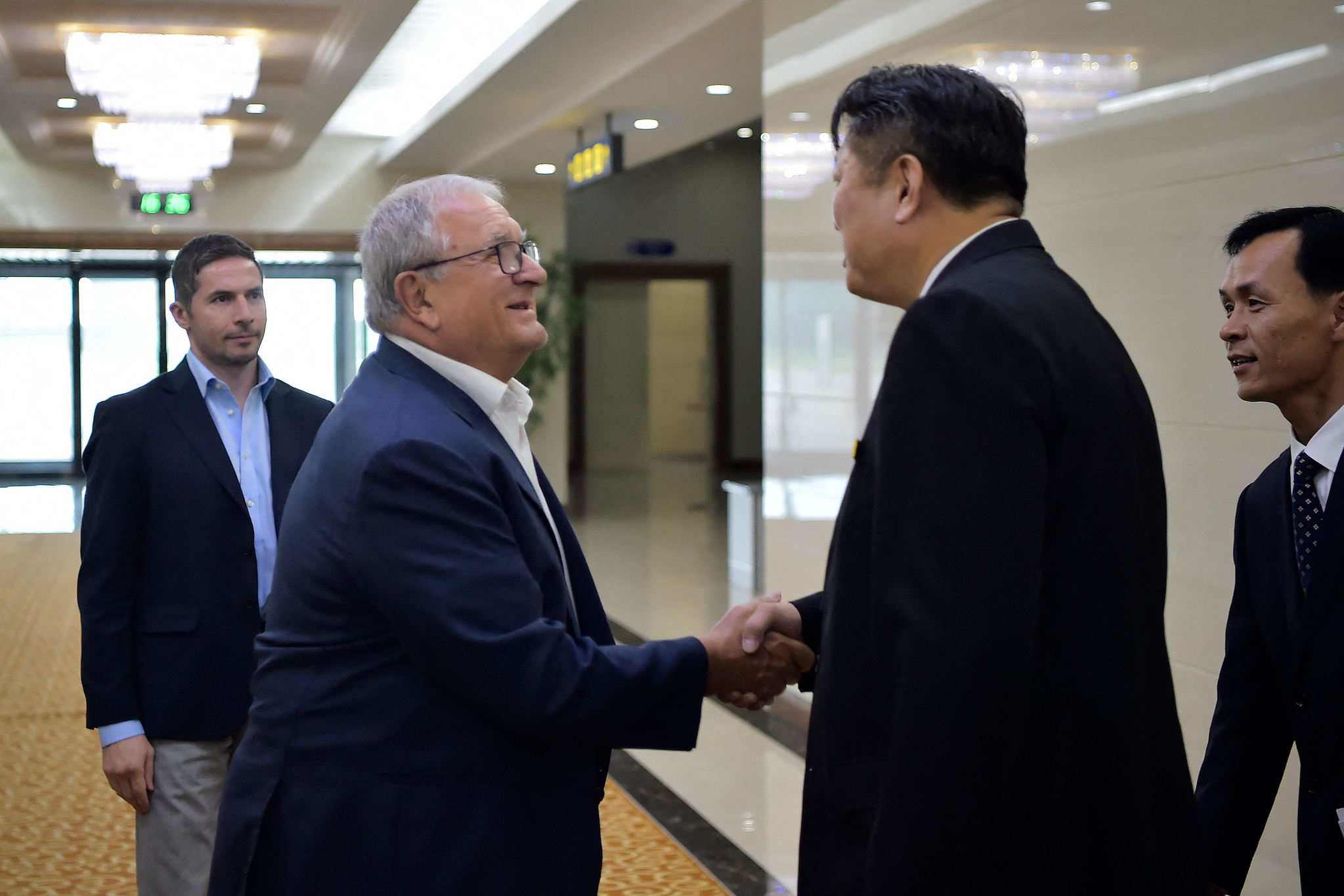 Pak Chon-jong, front right, vice minister of North Korea Physical Culture and Sports, shakes hands with Riccardo Fraccari, president of the World Baseball Softball Confederation, upon his arrival at Pyongyang International Airport in Pyongyang on July 19. [AFP/YONHAP]