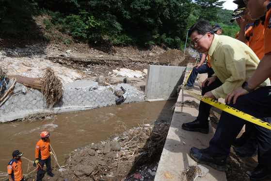 Gyeonggi Gov. Kim Dong-yeon oversees rescue operations on the ground for missing people in Mail-ri in Gapyeong County, Gyeonggi, on July 22. [YONHAP] 