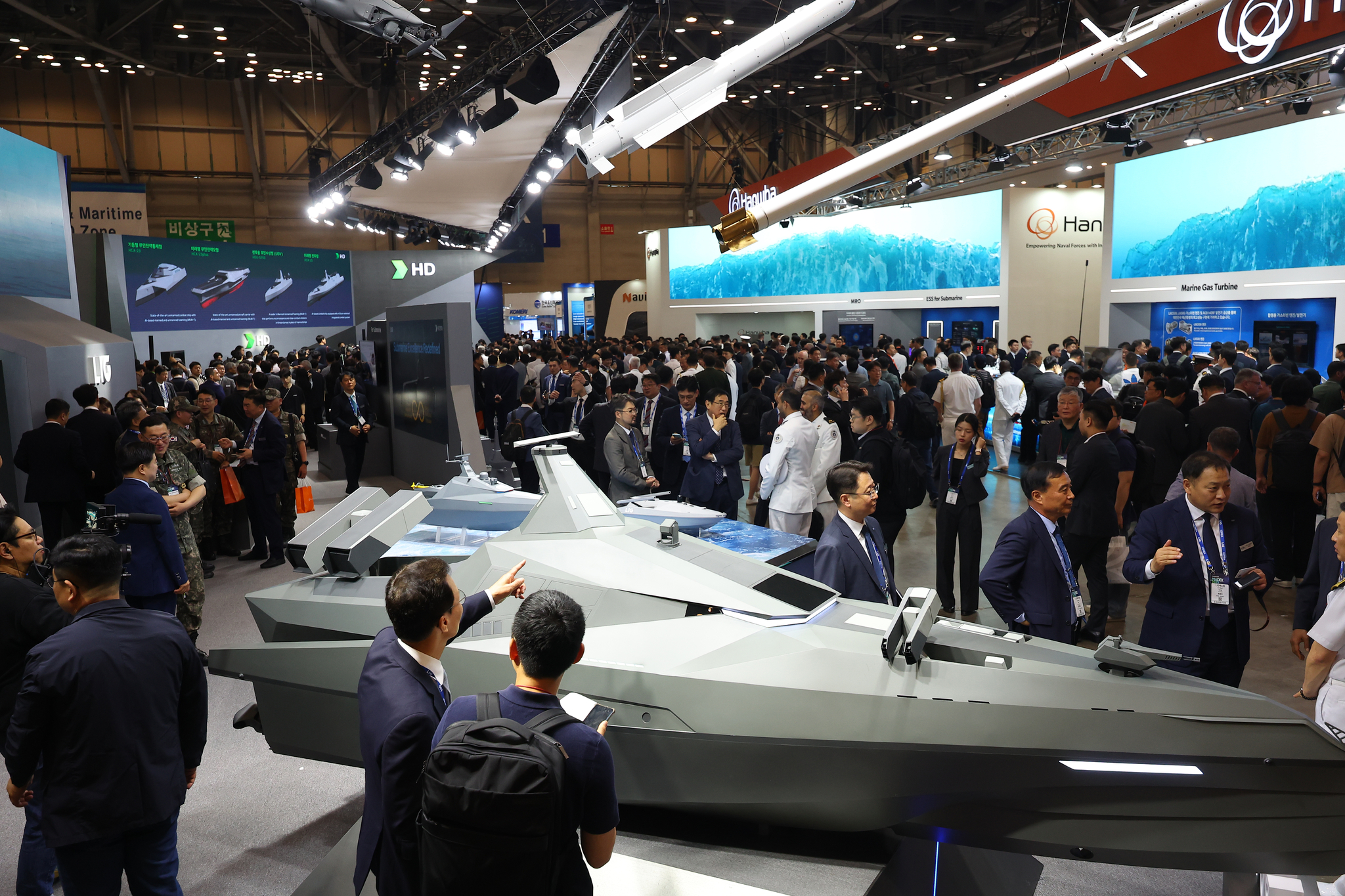 People examine various cutting-edge maritime weapon systems on display at a convention in Busan, around 325 kilometers southeast of Seoul, in this file photo taken May 28. [YONHAP]