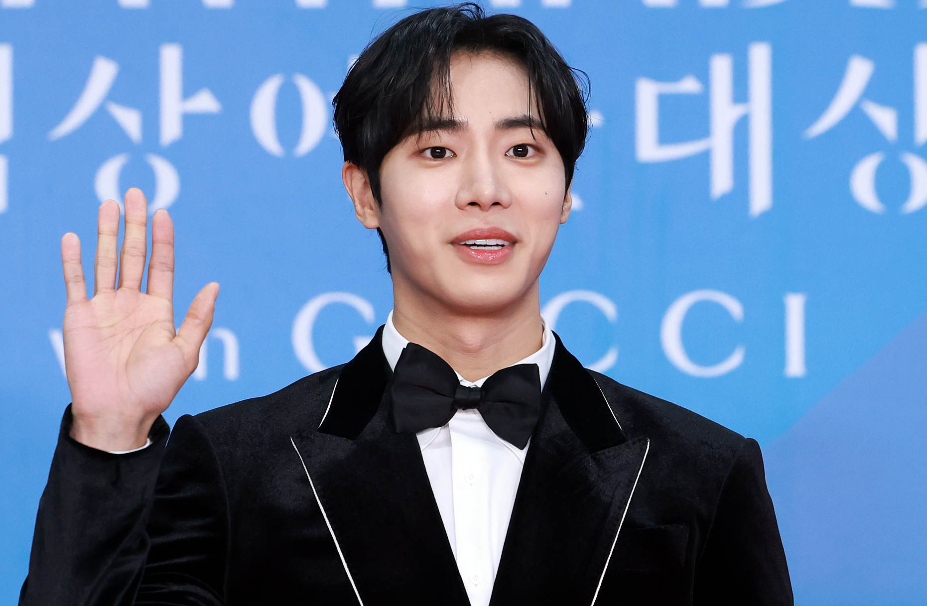 Actor Choo Young-woo poses on the red carpet for the 61st Baeksang Arts Awards in southern Seoul on May 5. [NEWS1]