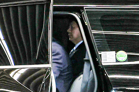 Deputy Prime Minister and Minister of Economy and Finance Koo Yun-cheol leaves Incheon International Airport on July 24. [YONHAP]