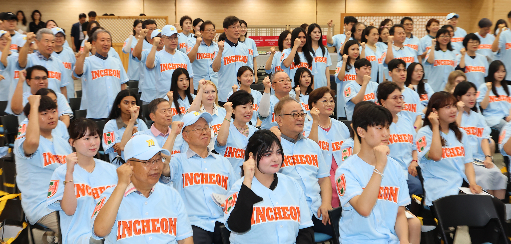 Volunteers for APEC's Third Senior Officials' Meeting pose for a photo during their inauguration ceremony in Incheon on July 21. [YONHAP] 