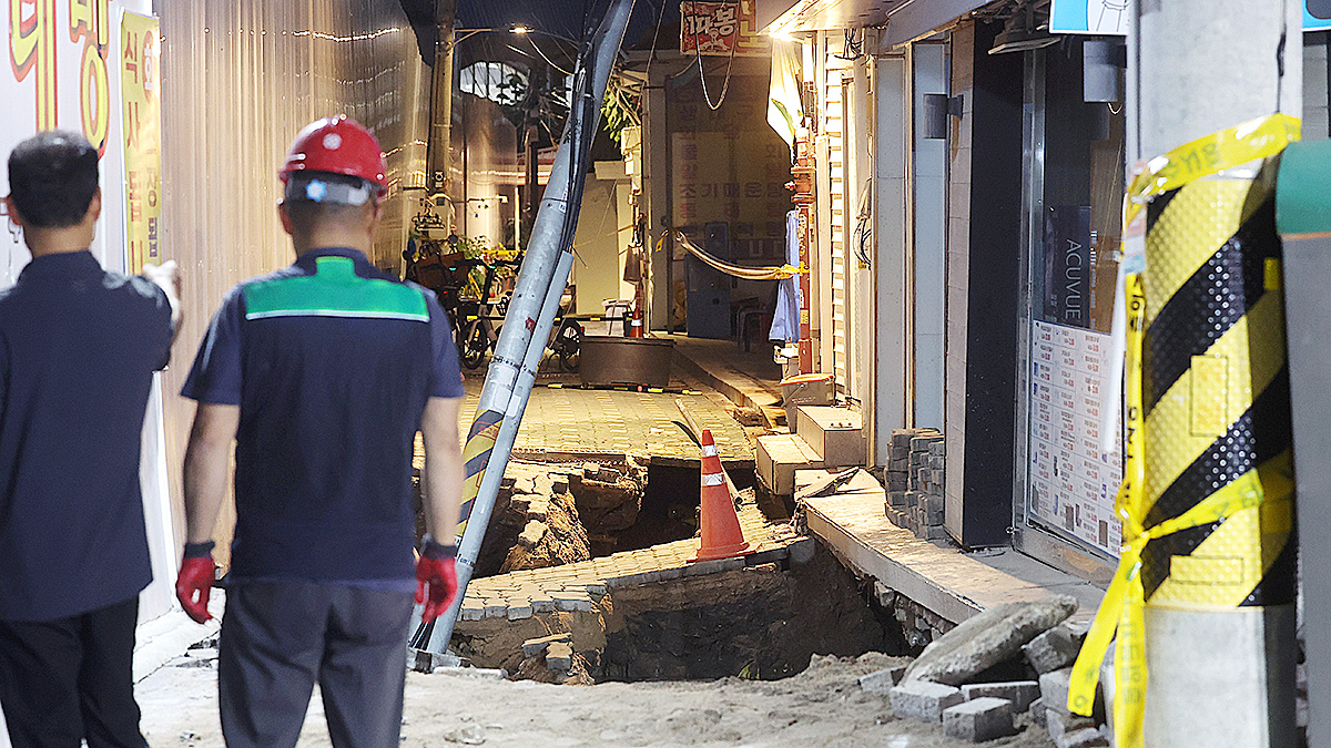 A sinkhole opened on the evening of July 23 at the construction site of an underground parking lot next to a multipurpose government building in Dongdaemun District, eastern Seoul. [YONHAP] 