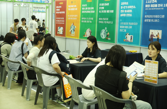 Participants receive one-on-one consultations at the college information center during the 2025 Busan University Admissions Counseling Camp at the Bexco convention center in Haeundae District, Busan, on July 18. [YONHAP]