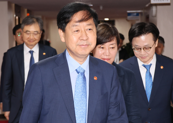 Minister of Finance Koo Yun-cheol attends a meeting of related ministers on international economic policies at the government complex in Jongno District, central Seoul on July 22. [YONHAP]