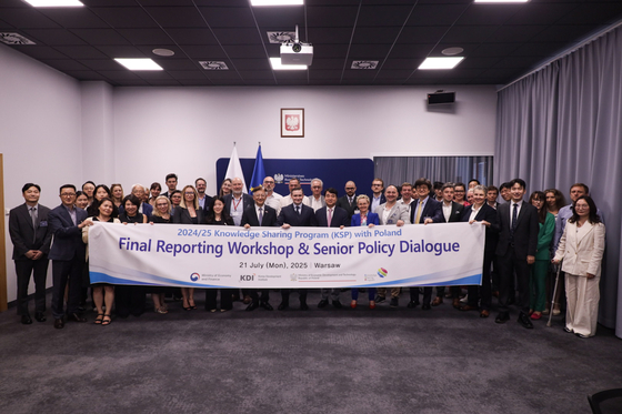 Participants pose for a photo during the final report session and high-level policy dialogue of the Korea-Poland Knowledge Sharing Program (KSP) in Warsaw on June 21. [BUNJANG]