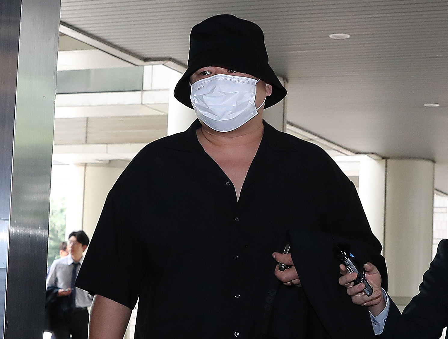 Composer Don Spike, who received a suspended sentence in the first trial on charges of drug use, heads to the courtroom for his appellate sentencing hearing at the Seoul High Court in southern Seoul, on June 15, 2023. [YONHAP]