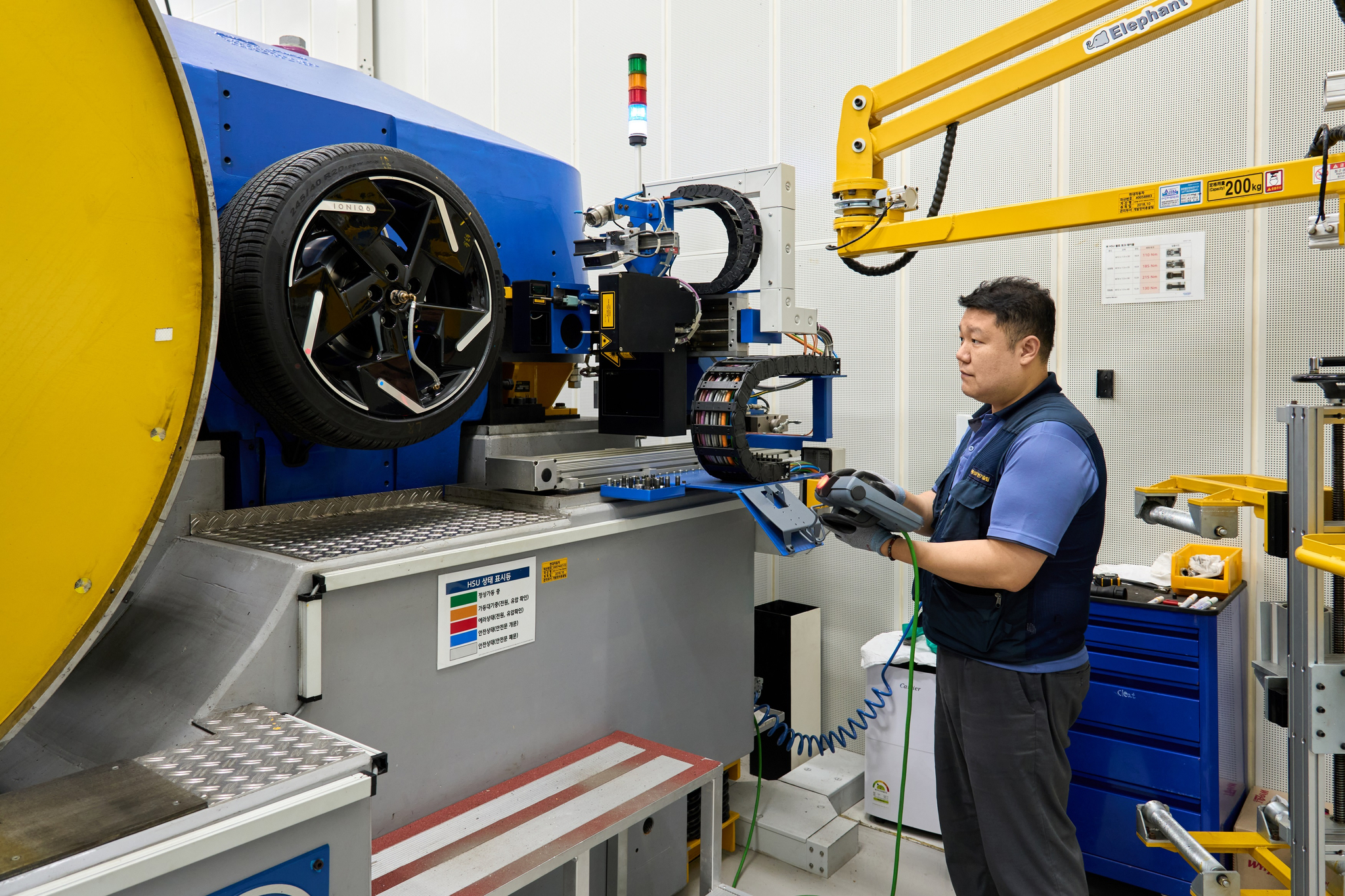 A researcher inspects tires to detect even the slightest vibrations at Hyundai Motor Group's Namyang R&D Center in Hwaseong, Gyeonggi, on July 23. [HYUNDAI MOTOR] 