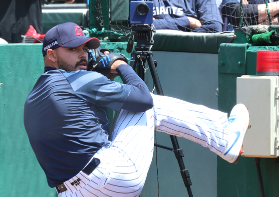 Lotte Giants pitcher Alec Gamboa throws a bullpen session ahead of a KBO game against the Samsung Lions at Sajik Baseball Stadium in Busan on May 18. [YONHAP] 