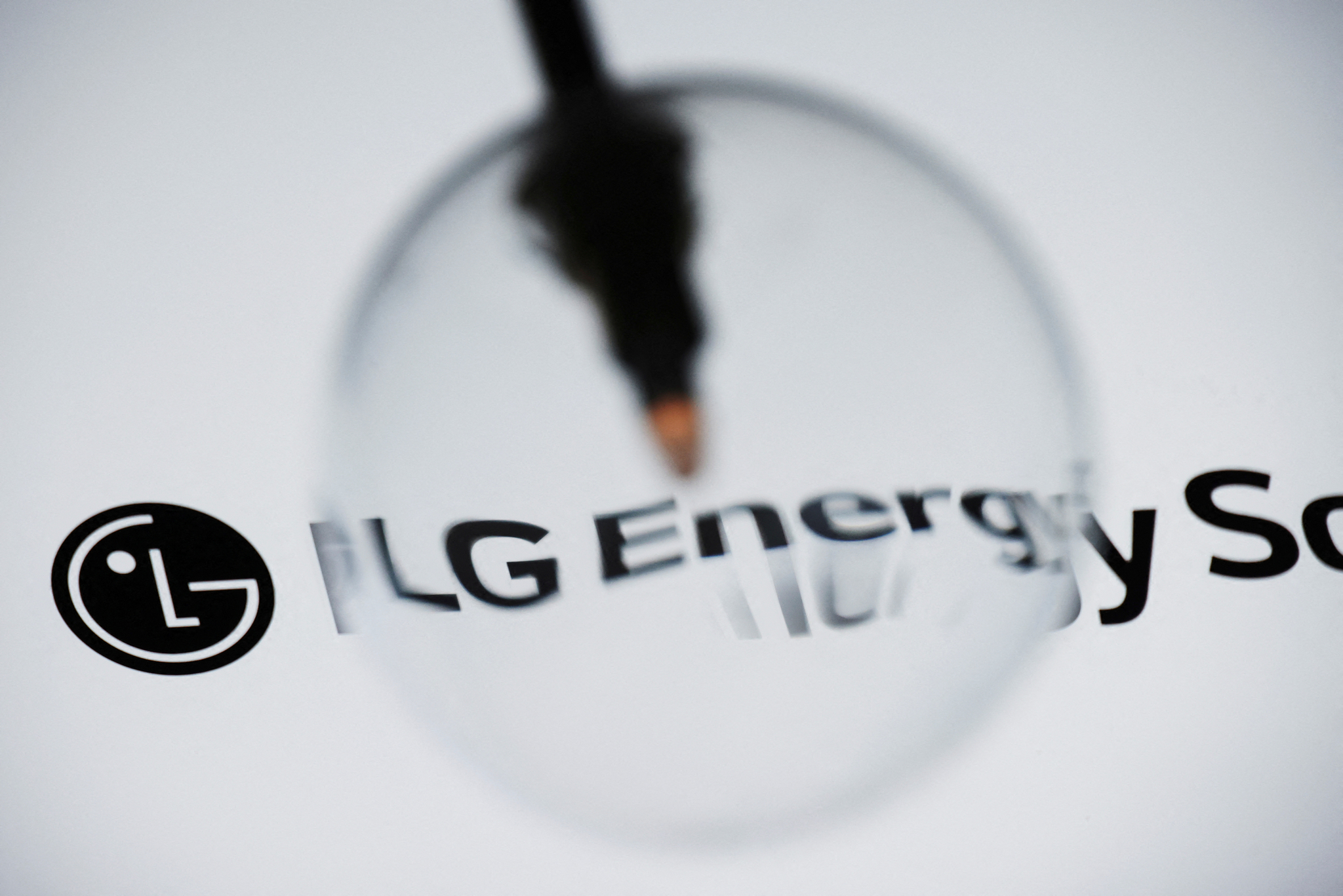 The logo of LG Energy Solution is pictured at its office building in Seoul on Nov. 23, 2021. [REUTERS/YONHAP]