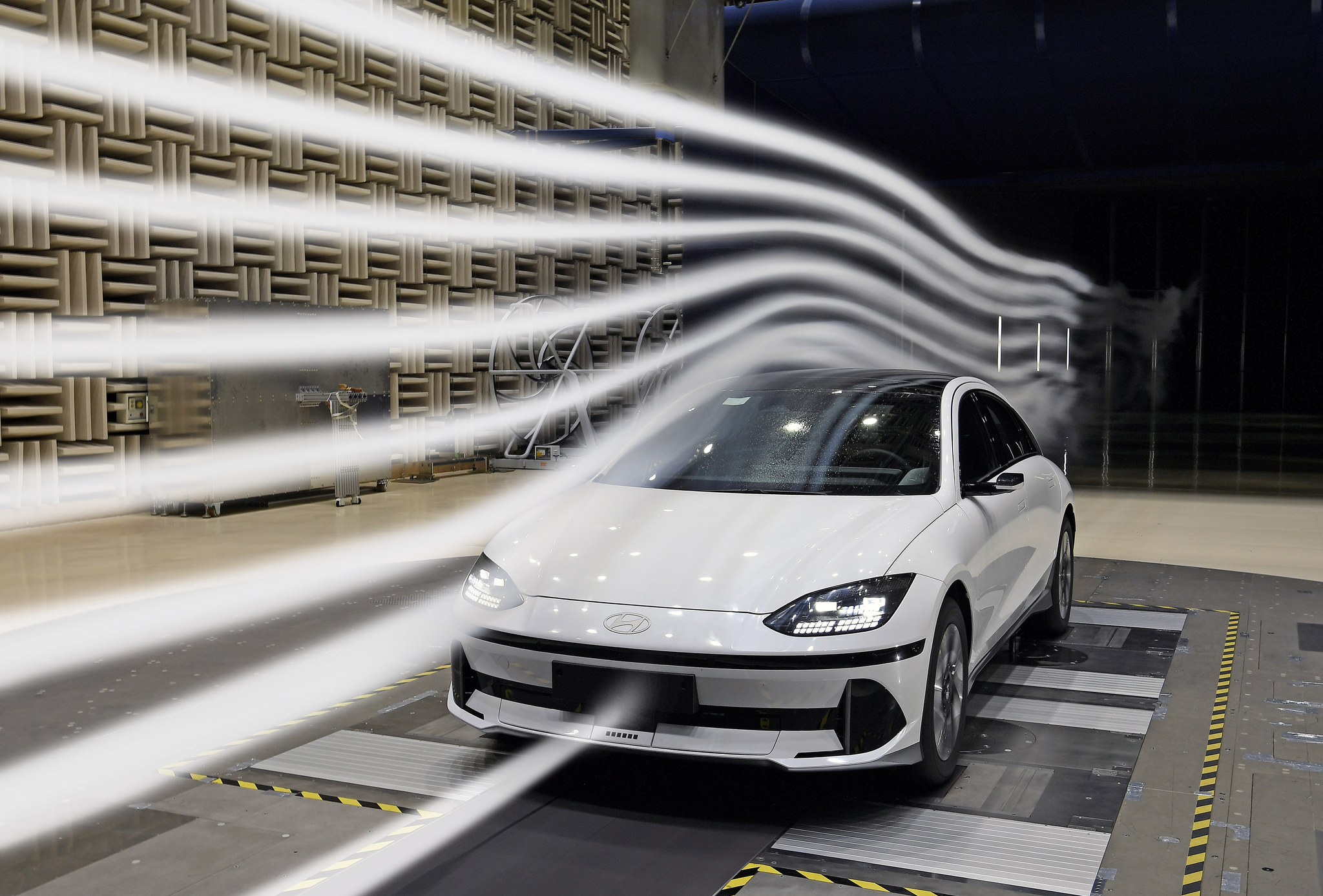 Hyundai's Aero Challenge concept car achieved a drag coefficient of 0.144, the lowest in the world. The drag coefficient is a crucial factor in the era of EV competition as it is a direct contributor to how far an EV can go on a single charge. [HYUNDAI MOTOR] 