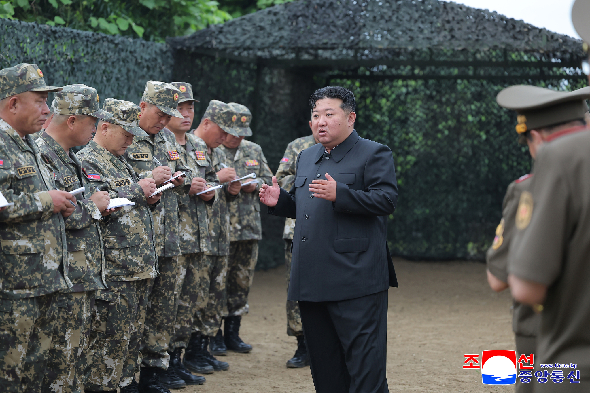 North Korean leader Kim Jong-un observed an artillery firing drill by artillery units of a combined unit of the Korean People's Army on July 23, the state-run Korean Central News Agency reported on July 24. [YONHAP]