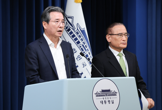 Kim Yong-beom, presidential chief of staff for policy, left, and Wi Sung-lac, national security adviser, attend a briefing at the presidential office in Yongsan, central Seoul on July 25. [NEWS1]