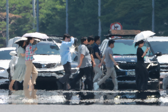 Heat haze rises from Yeouidae-ro, a street in Yeouido, Yeongdeungpo District, western Seoul, on July 25, as most regions across the country are under heat wave advisories. [YONHAP]