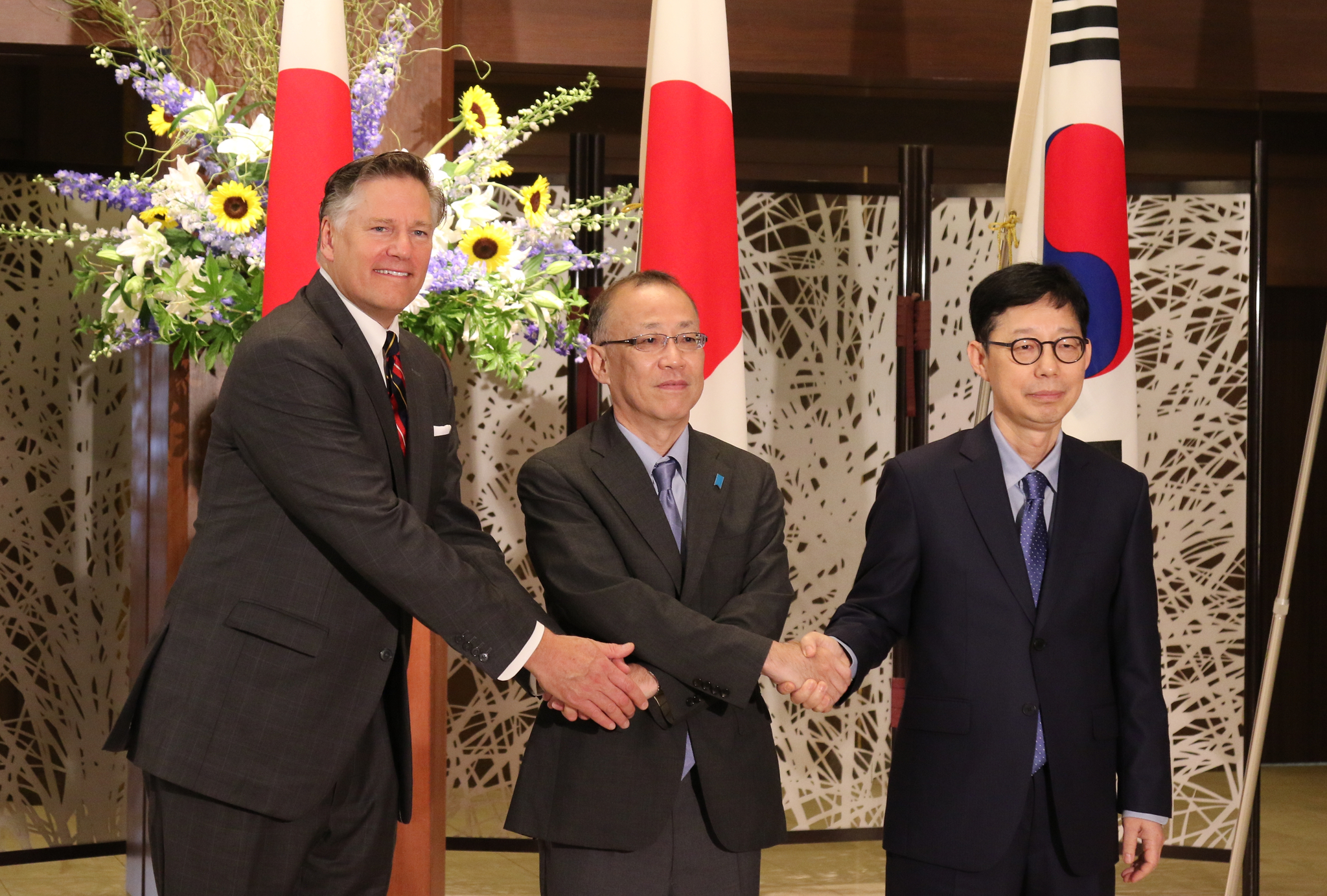 U.S. Deputy Secretary of State Christopher Landau, left, Japanese Vice Foreign Minister Takehiro Funakoshi, center, and South Korean Vice Foreign Minister Park Yoon-joo, right, pose for a photo ahead of their trilateral talks in Tokyo on July 18. [YONHAP]