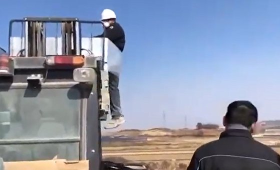 A Sri Lankan migrant worker is tied to a load and lifted by a forklift in a case of human rights abuse at a brick factory in Naju, South Jeolla. [YONHAP]