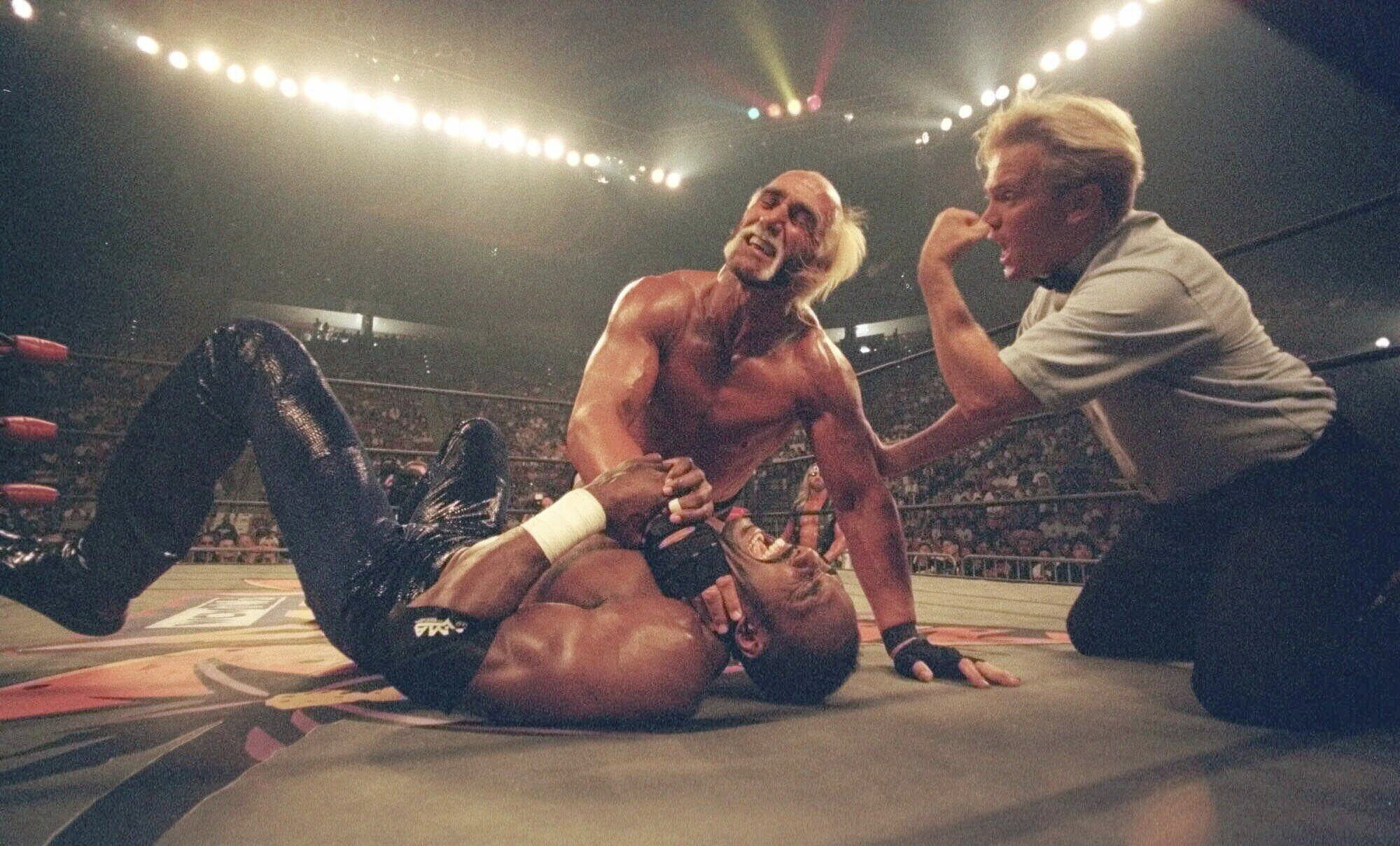 Hulk Hogan puts a choke hold on the neck of Utah Jazz basketball star Karl Malone at a pay-per-view wrestling match July 12, 1998, in San Diego. [AP/YONHAP]