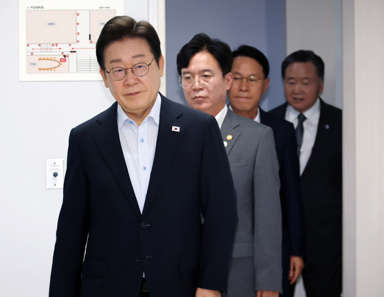 President Lee Jae Myung enters SPC Samlip's Sihwa plant in Siheung, Gyeonggi, on July 25 with Minister of Employment and Labor Kim Young-hoon, SPC Group Chairman Hur Young-in and others for an on-site labor-management meeting on preventing industrial accidents. [JOINT PRESS CORPS]