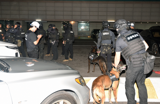 Police search a residence in Dobong District, northern Seoul, for explosives on July 21. [YONHAP] 
