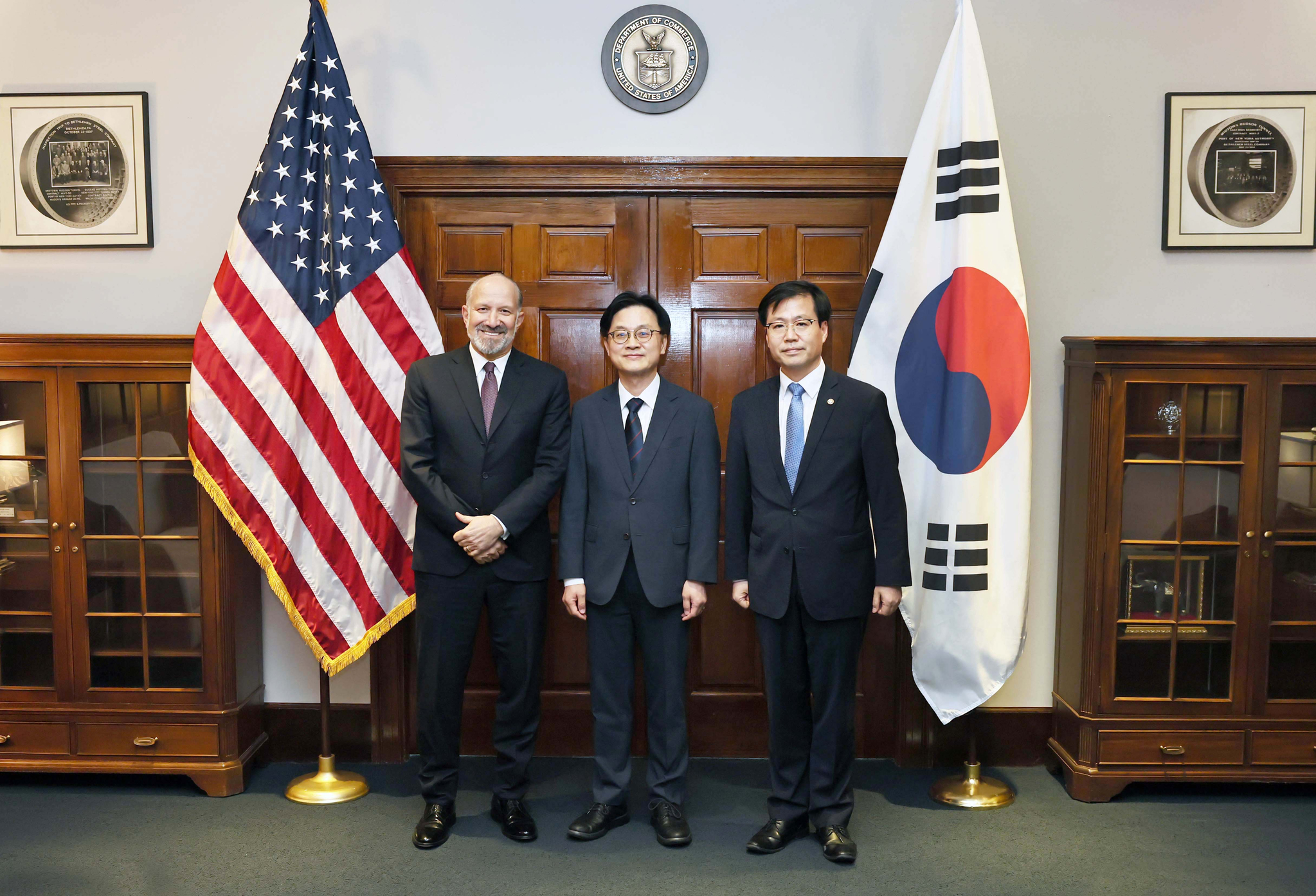 Korea's Industry Minister Kim Jung-kwan, center, and Trade Minister Yeo Han-koo, right, pose with U.S. Secretary of Commerce Howard Lutnick during a meeting at the U.S. Department of Commerce in Washington on July 24. [MINISTRY OF TRADE, INDUSTRY AND ENERGY]