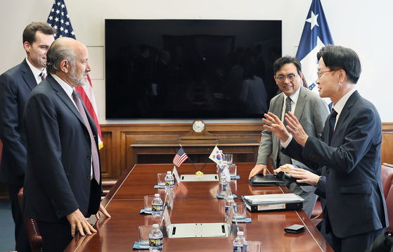 Korea's Industry Minister Kim Jung-kwan, right, talks with U.S. Secretary of Commerce Howard Lutnick, left, during a meeting at the U.S. Department of Commerce in Washington on July 24.[MINISTRY OF TRADE, INDUSTRY AND ENERGY]