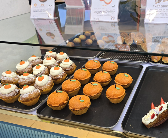 Small cakes on display at a bakery in Seoul in June [NOH YU-RIM] 