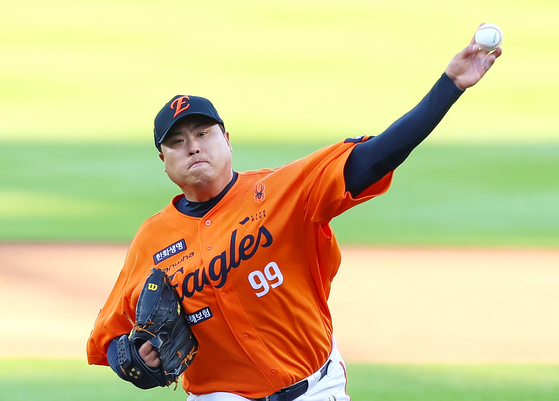 Hanwha Eagles pitcher Ryu Hyun-jin pitches during a KBO game against the SSG Landers at Daejeon Hanwha Life Ballpark in Daejeon on July 26. [YONHAP] 