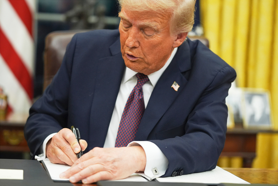 U.S. President Donald Trump signs an executive order on birthright citizenship in the Oval Office of the White House in Washington on Jan. 20. [AP/YONHAP]