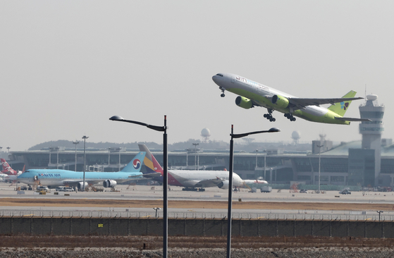 A plane takes off from an airstrip at Incheon International Airport on Feb. 2. [YONHAP] 