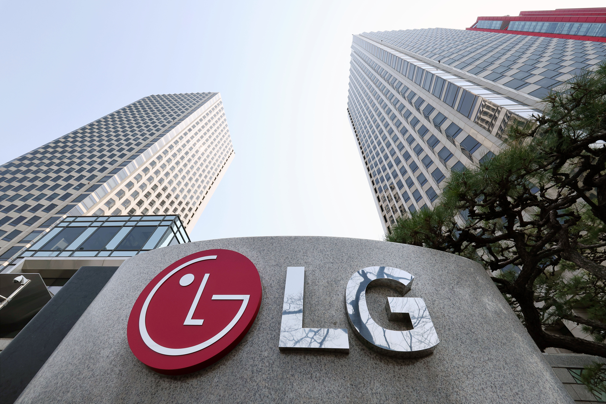 LG Electronics' headquarters in Yeongdeungpo District, western Seoul, is pictured on April 7. [ YONHAP] 