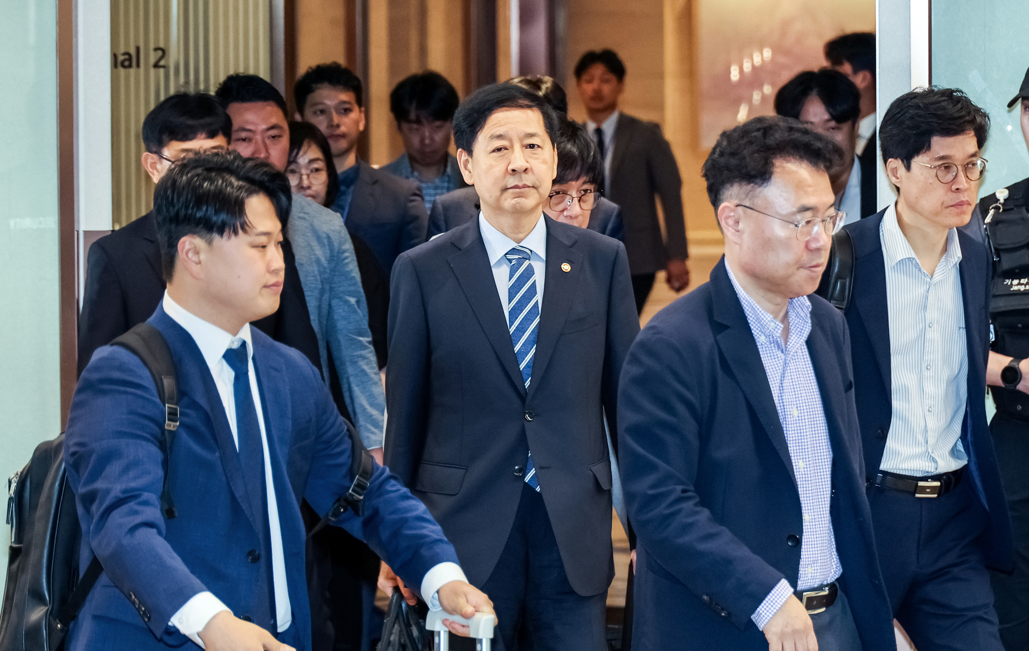 Deputy Prime Minister and Finance Minister Koo Yun-cheol leaves Incheon International Airport on July 24 after his meeting with U.S. Treasury Secretary Scott Bessent, scheduled for the following day in Washington, was canceled before his departure from Korea. [JOINT PRESS CORPS]