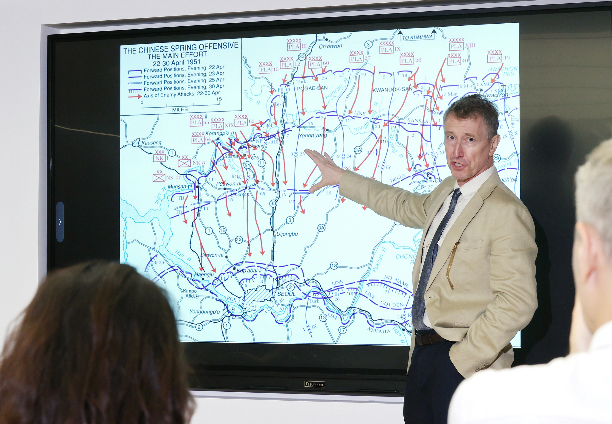 Andrew Salmon, co-chair of the British Korean War Memorial Committee, explains the Battle of the Imjin River during a press event at the British Embassy in Seoul on July 25 to mark the launch of the ″Stand in the Bootprints of Heroes″ self-guided tour. Salmon is also the narrator in the tour's videos. [YONHAP]