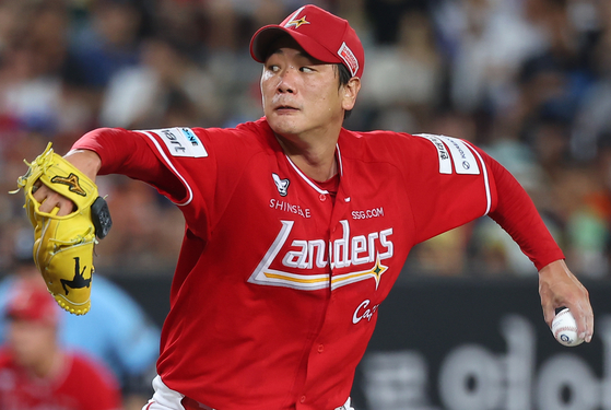 SSG Landers pitcher Kim Kwang-hyun pitches during a KBO game against the Hanwha Eagles at Daejeon Hanwha Life Ballpark in Daejeon on July 26. [YONHAP]