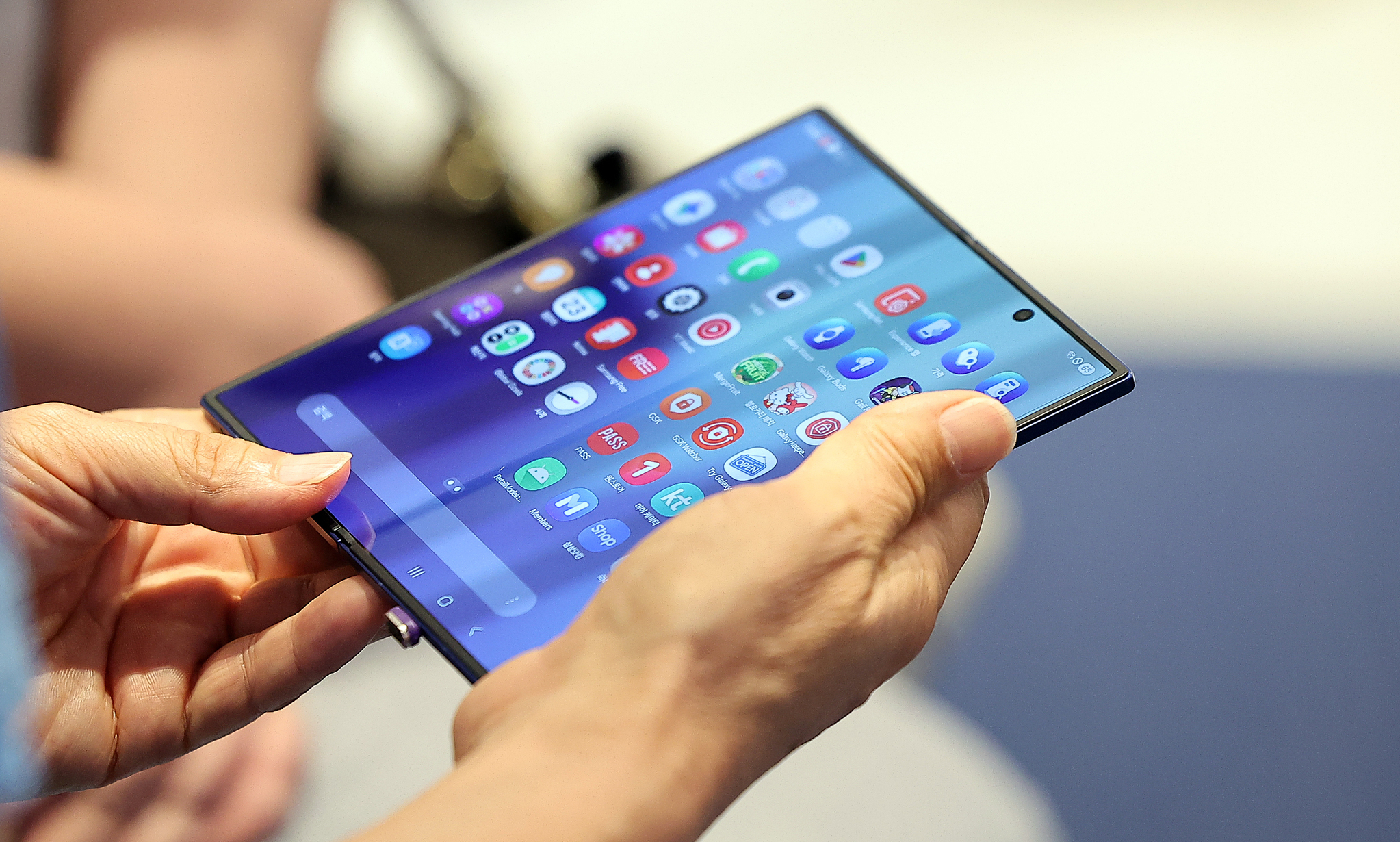 A customer tries out the new Galaxy Z Fold 7 at The Hyundai Seoul in Yeouido, western Seoul, on July 23. [NEWS1]