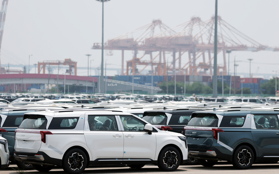 Export-bound Kia cars are parked at Pyeongtaek Port in Gyeonggi on July 7. [NEWS1]